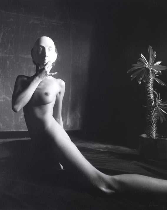 Karin Székessy - Motiv No. 10: "Mit Palme und weißer Maske"