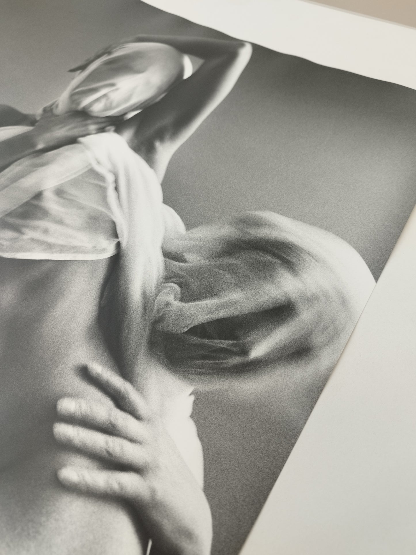 Karin Székessy Fotografie: Jeux à deux (1985), 50 x 40 cm –  Handsignierter Vintage Silbergelatine-Abzug bei H2SF